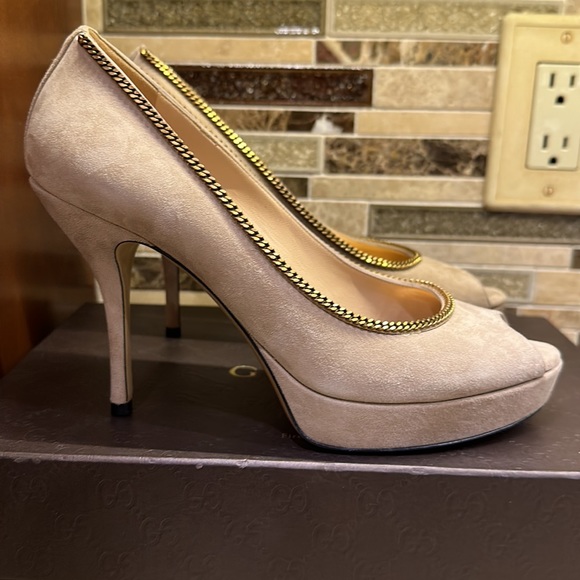 GUCCI NUDE BEIGE SUEDE PUMPS HEELS WITH PLATFORM AND GOLD CHAINS SIZE: 7 IN BOX - Picture 4 of 16